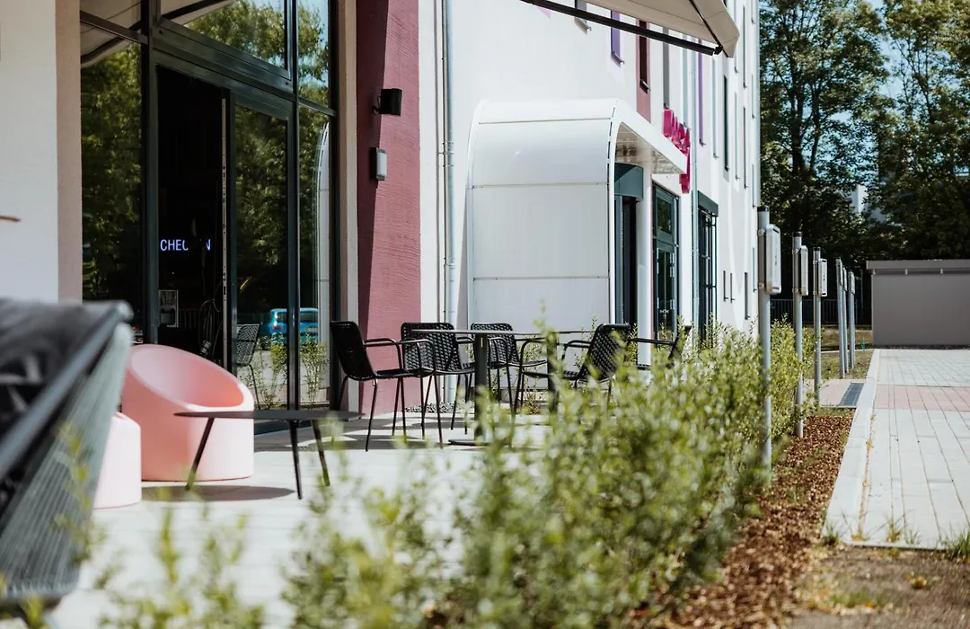 Moxy Simmern-1