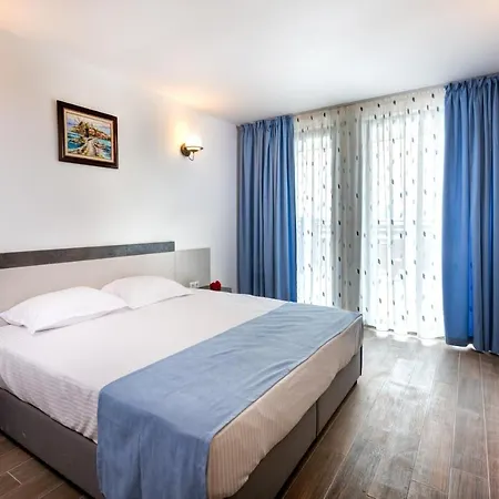 Panorama Blue Family Hotel And Free Parking-2