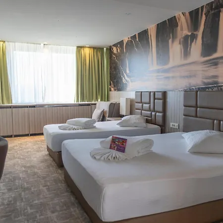 Hollywood Hotel-2