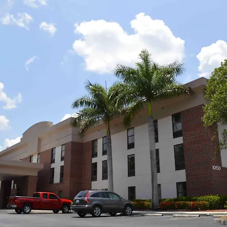 Days Inn & Suites By Wyndham Fort Myers Near Jetblue Park-2