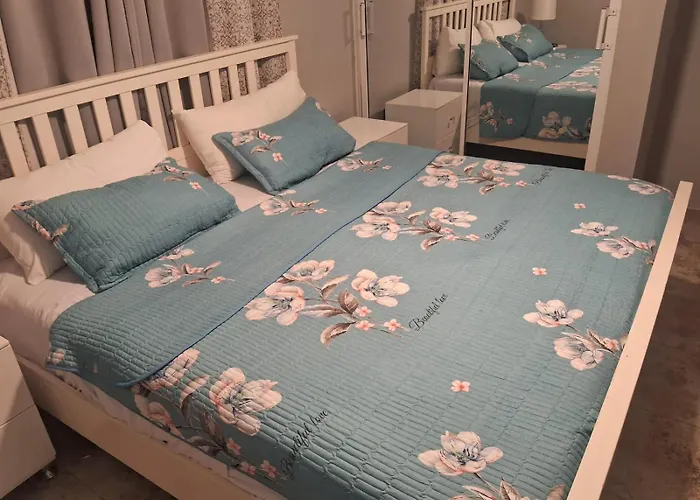 Nely Y Pietro Share Apartment