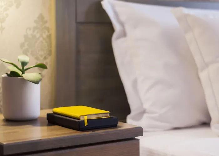 Rooms By Alexandra Hotel