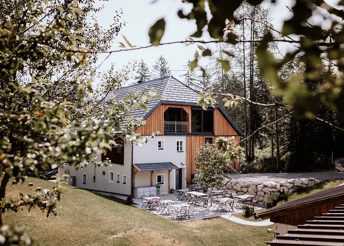 Das Schutzhaus am hohen Camper - Dein Basislager im Salzkammergut