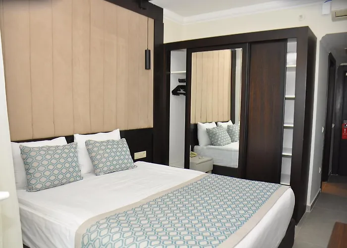  Lrs s Lake River Side & Spa