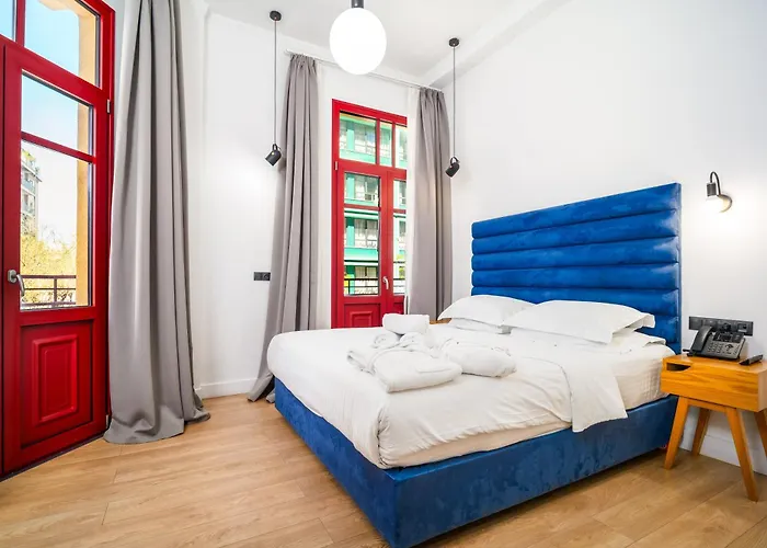 Aparthotel: The Maroon Bottle Hotel