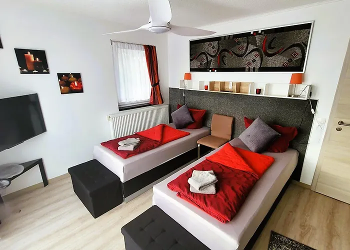 Zentrales Hotel: APPARTEMENTHAUS AM KORNFELD - 10 Apartments, 40 Betten, Raucher-Balkon, Waschraum, Garten, Grillplatz, Tischtennis, Parkplatz