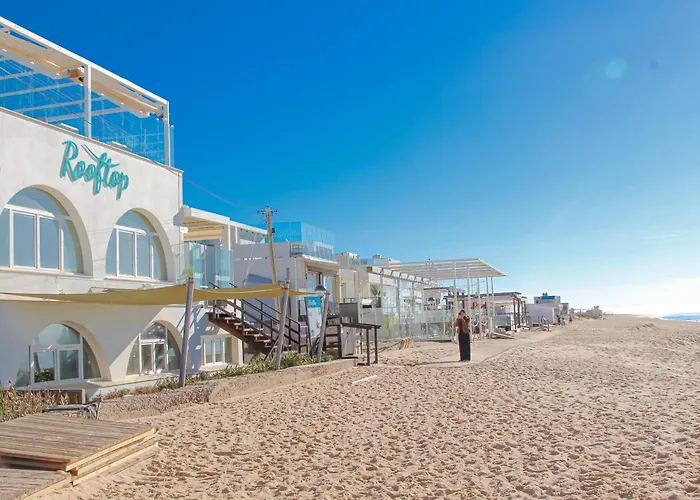 Golden Beach Guest House&Rooftop Bar