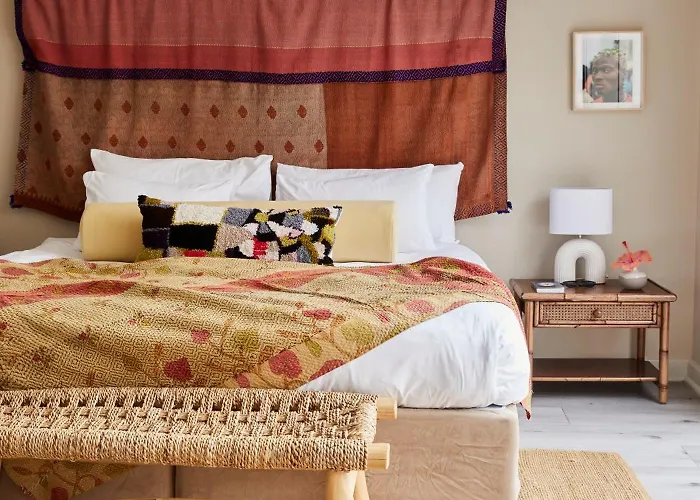  Big - Luxury Backpackers