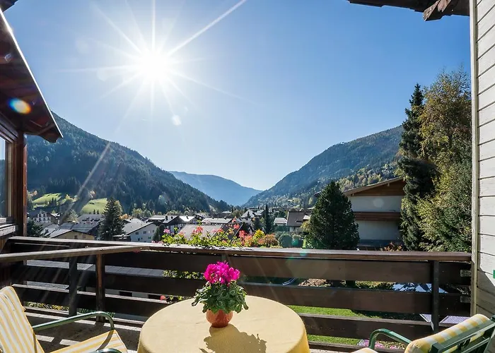 Ping Pong Hotel: Gästehaus Schusser an der Therme, Frühstück, Doppelzimmer und Ferienwohnung